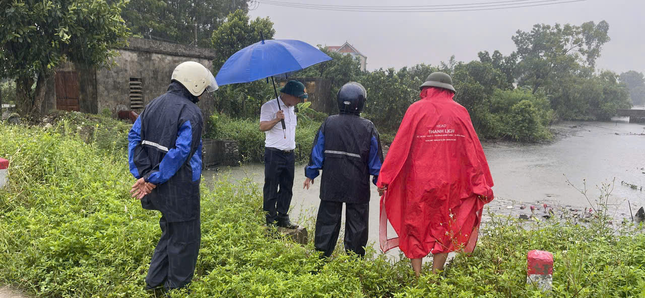 Đồng chí Chủ tịch Uỷ ban nhân dân xã Bình Sơn kiểm tra công tác phòng, chống bão số 3