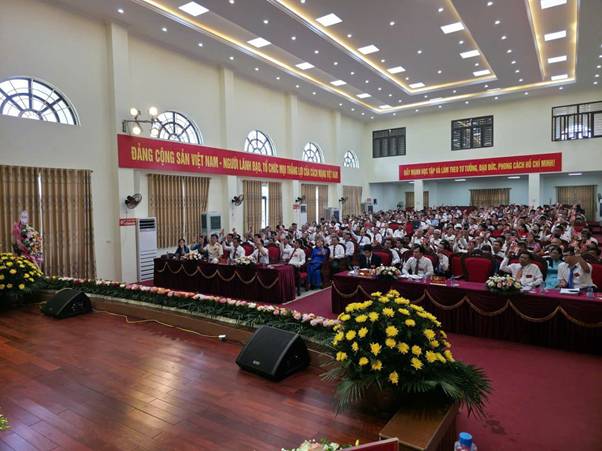A large room with a group of people sitting on a stage

AI-generated content may be incorrect.