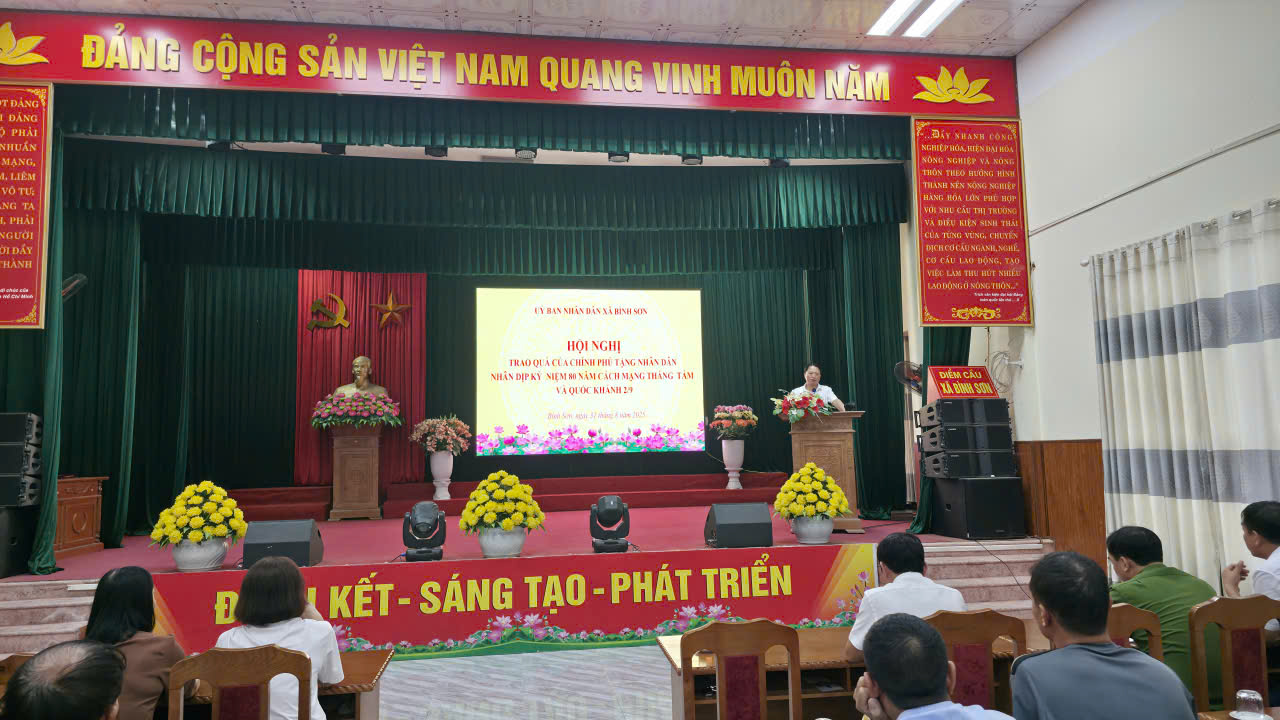 Ủy ban nhân dân xã Bình Sơn tổ chức hội nghị Trao quà của Chính phủ tặng Nhân dân nhân dịp kỷ niệm 80 năm Cách mạng tháng Tám thành công và Quốc khánh 2/9 