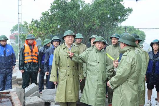 Đồng chí Chủ tịch UBND tỉnh Ninh Bình Phạm Quang Ngọc kiểm tra công tác ứng phó với cơn bão số 5 